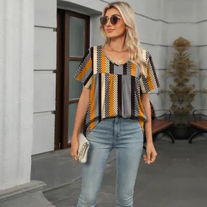 Elegante camiseta de verano con cuello en V, rayas verticales y estampado de lunares