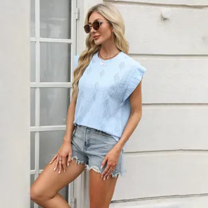 Détail du haut en maille jacquard bleu clair avec d'élégantes manches à volants
