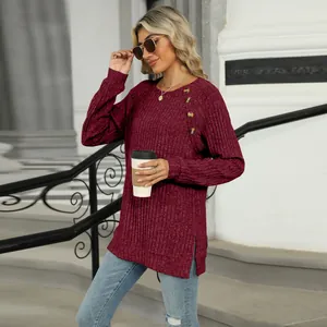Mannequin portant un pull bordeaux à col rond et manches raglan avec boutons et fentes