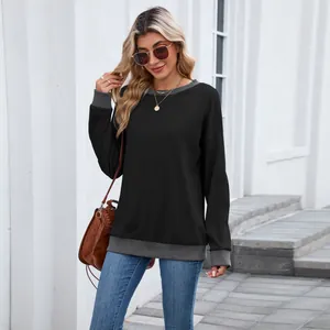 Détail du sweat-shirt noir pour femme avec bord-côte gris contrasté aux poignets