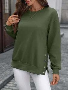Detailansicht eines dunkelgrünen Damen-Sweatshirts mit dekorativen Seitenknöpfen