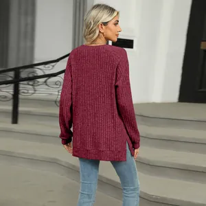 Sweat-shirt bordeaux à col rond, manches raglan et fentes latérales pour l'automne.