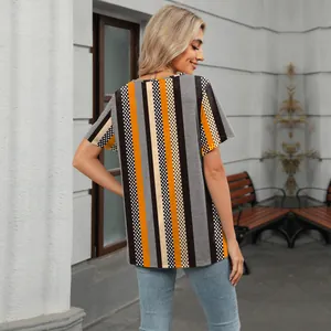 Vista trasera de camiseta de verano holgada con cuello en V, rayas y estampado de puntos