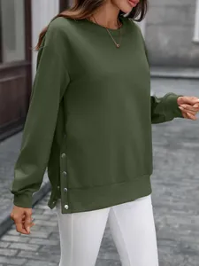 Detailansicht eines olivgrünen Sweatshirts mit Rundhalsausschnitt und seitlichen Knopfschlitzen