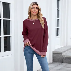 Sweat bordeaux ample avec bordures côtelées roses et détail de col rond moderne