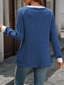Vista posteriore dettagliata del maglione a coste blu donna con polsini bianchi