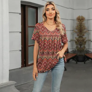 Detalle de una camiseta de manga corta con cuello en V y un estampado bohemio
