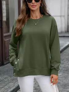 Olivgrünes langärmeliges Sweatshirt mit Rundhalsausschnitt und dekorativen Seitenknöpfen