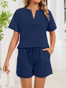 Vista frontal de conjunto azul marino con top de cuello en V y shorts con cordón