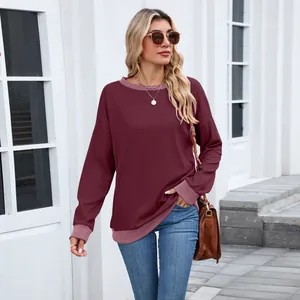 Détail du sweat à col rond élégant pour femme avec finitions côtelées contrastées