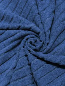 Primo piano del morbido tessuto a maglia a coste blu cobalto con trama dettagliata