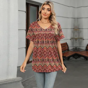 Camiseta bohemia con estampado geométrico, cuello en V, manga corta y ajuste holgado