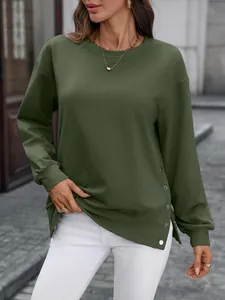 Detail des olivgrünen Sweatshirts mit Seitenschlitz und Zierknöpfen