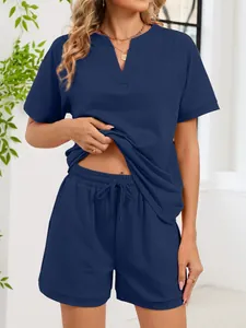 Detalle del conjunto de top azul marino con cuello en V y pantalones cortos con cordón