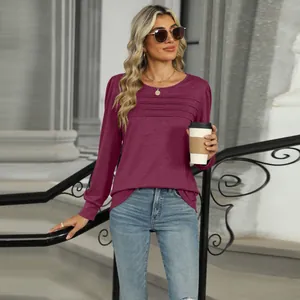 Λεπτομέρεια ενός casual γυναικείου μπορντό μακρυμάνικου t-shirt με σχέδιο πιέτας στο στήθος