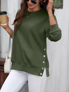 Detailansicht eines dunkelgrünen Damen-Sweatshirts mit Seitenschlitzen und Knöpfen.