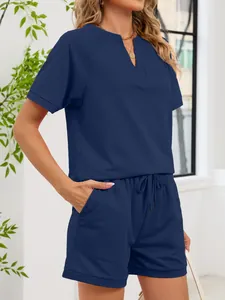 Detalle del conjunto azul marino para mujer con top de cuello en V y pantalones