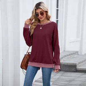 Vue d'ensemble d'un sweat-shirt bordeaux pour femme avec bordures côtelées roses
