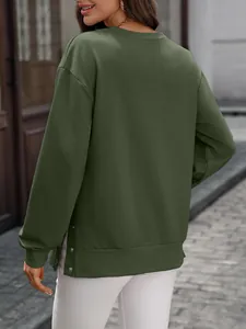 Rückansicht von dunkelgrünem Crewneck-Sweatshirt mit funktionalen Druckknöpfen