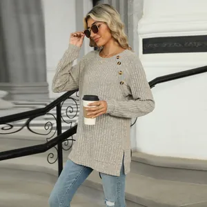 Détail du sweat-shirt en maille côtelée grise avec boutons décoratifs et ourlet fendu