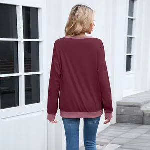 Vue arrière d'un sweat-shirt bordeaux pour femme avec détails côtelés roses