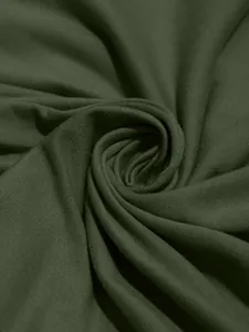 Makro-Texturdetail des dunkelgrünen einfarbigen Sweatshirt-Stoffs zeigt Strickqualität