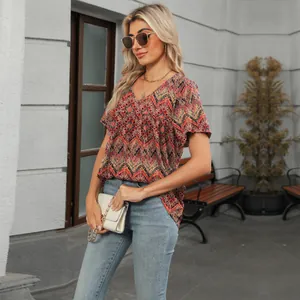 Modelo caucásica vistiendo un top de manga corta estampado geométrico con cuello V al aire libre