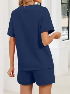 Vista trasera de un cómodo conjunto de camiseta y pantalón corto azul marino para mujer