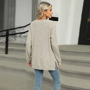 Vue arrière d'un pull en maille côtelée de couleur unie avec fentes latérales élégantes