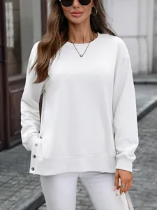 Detailansicht eines weißen Sweatshirts mit Rundhalsausschnitt und seitlichen Zierknöpfen.