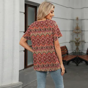 Vista trasera de la camiseta de mujer con cuello en V e intenso estampado tribal ondulado