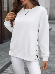 Detailansicht eines weißen Sweatshirts mit Rundhalsausschnitt und seitlichen Knöpfen