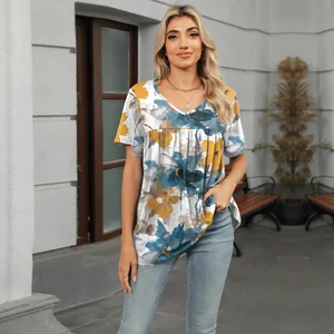 Mujer con camiseta de manga corta y cuello en V con estampado floral azul y amarillo.