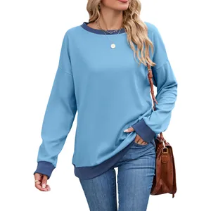 Sweatshirt ample pour femmes avec col rond bicolore et poignets côtelés en bleu clair.