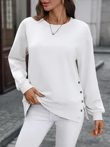 Nahaufnahme eines weißen Sweatshirts mit Rundhalsausschnitt, Seitenschlitz und Knöpfen