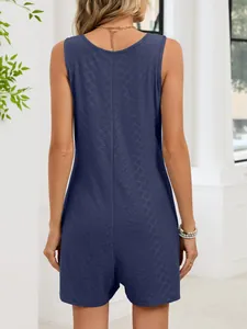 Vista posteriore di una tutina senza maniche blu navy con motivo geometrico strutturato
