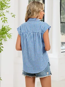 Πίσω όψη ενός casual μπλε και λευκού καρό αμάνικου χαλαρού πουκάμισου για γυναίκες.