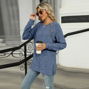 Détail d'un pull en maille côtelée bleue avec boutons décoratifs et fente latérale