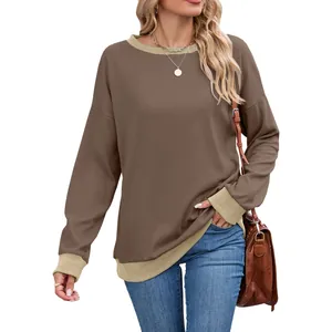 Sweat-shirt femme ample à col rond et manches longues avec bord-côte contrasté marron.