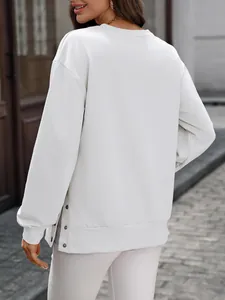 Rückansicht eines weißen Oversize-Damen-Sweatshirts mit seitlichen Schlitzknöpfen