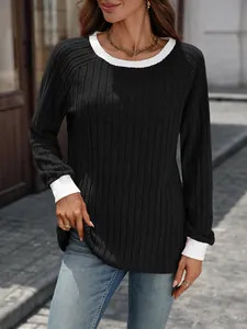 Primo piano dettagliato di un maglione da donna in maglia a coste nero con bordi bianchi