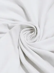 Nahaufnahme zeigt die weiche Textur und die feine Webart von weißem Sweatshirt-Stoff