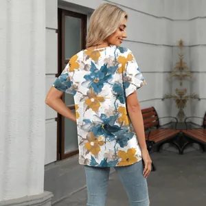 Camiseta de verano casual para mujer con estampado floral azul y amarillo, vista trasera.