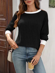 Maglione donna in maglia a coste nere con collo e polsini bianchi a contrasto