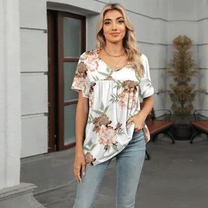 Detalle de una camiseta holgada con cuello en V, estampado floral y cintura plisada.