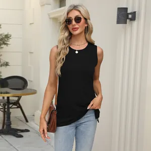 Κοντινό πλάνο μαύρης γυναικείας αμάνικης μπλούζας με σχέδιο με πλαϊνό σκίσιμο.