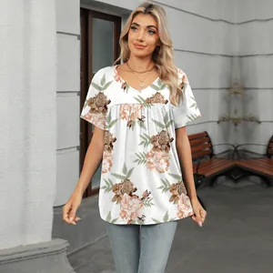 Vista detallada de una camiseta de verano para mujer con cuello en V y estampado de flores