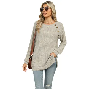 Haut en tricot gris à manches longues, boutons épaule et fente latérale, décontracté.