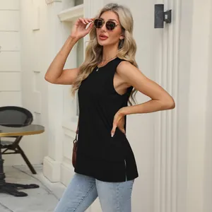 Χαλαρό μαύρο αμάνικο γυναικείο μπλουζάκι με στρογγυλή λαιμόκοψη και πλαϊνό σκίσιμο