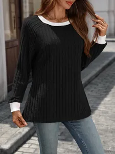 Dettaglio maglia nera a coste da donna con colletto e polsini bianchi a contrasto, top